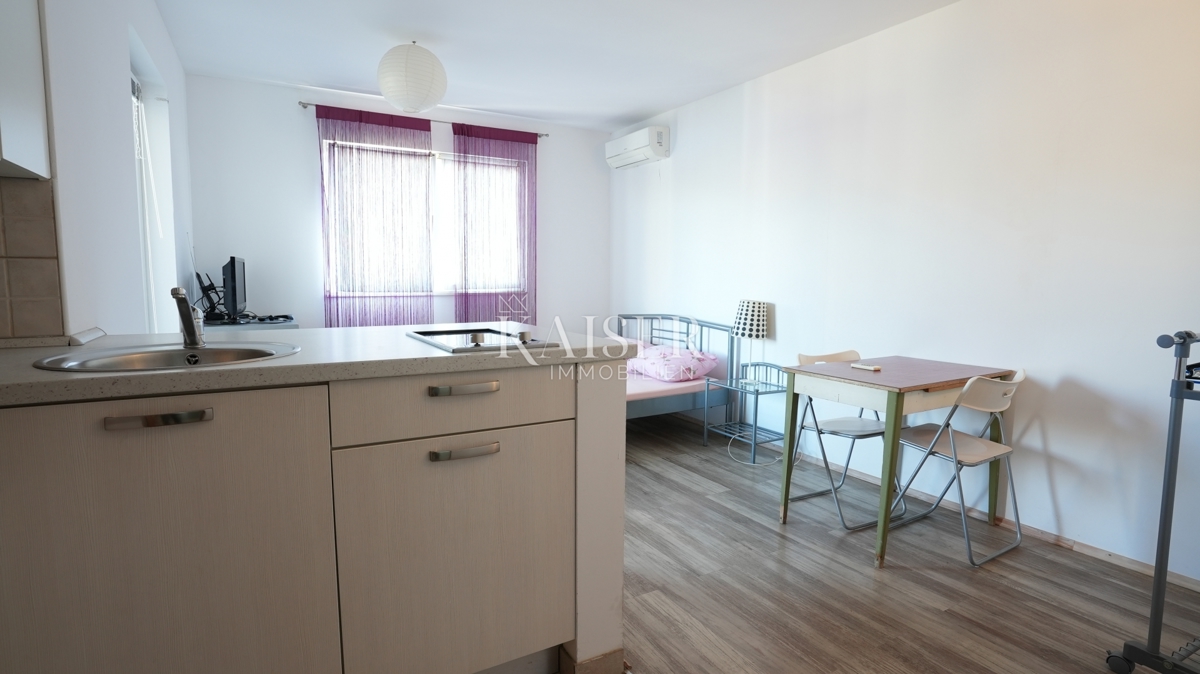 Šparadići, Šibenik - Apartmajska hiša s 5 enotami in potencialom, 100 m od morja