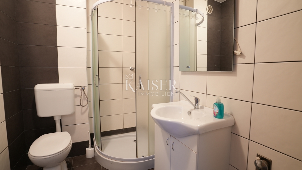 Šparadići, Šibenik - Apartmajska hiša s 5 enotami in potencialom, 100 m od morja