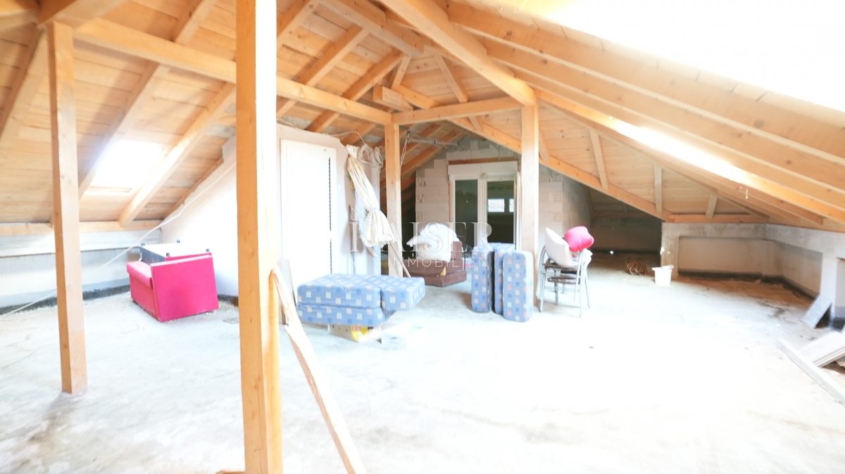 Šparadići, Šibenik - Apartmajska hiša s 5 enotami in potencialom, 100 m od morja