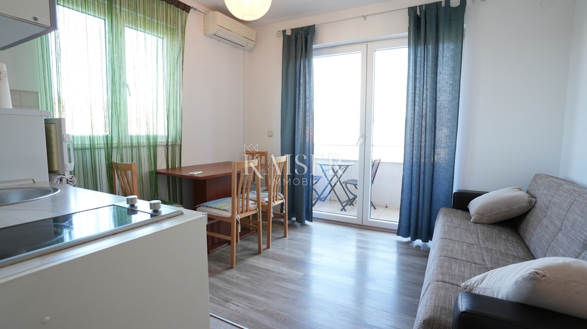 Šparadići, Šibenik - Apartmajska hiša s 5 enotami in potencialom, 100 m od morja