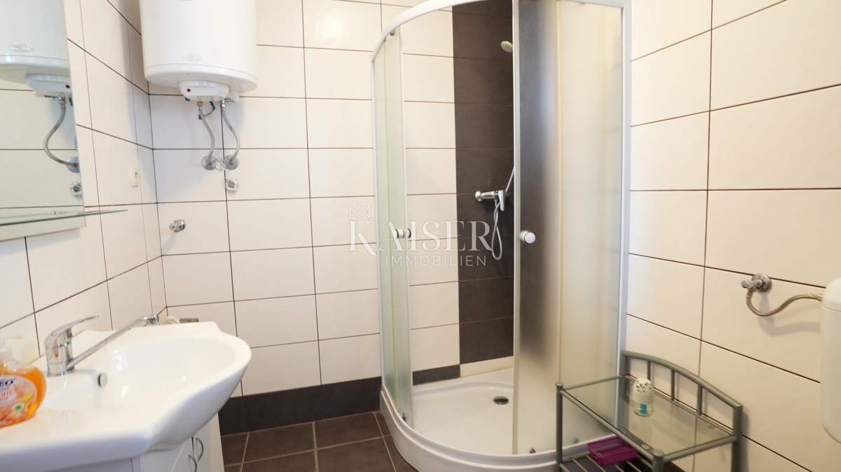 Šparadići, Šibenik - Apartmajska hiša s 5 enotami in potencialom, 100 m od morja