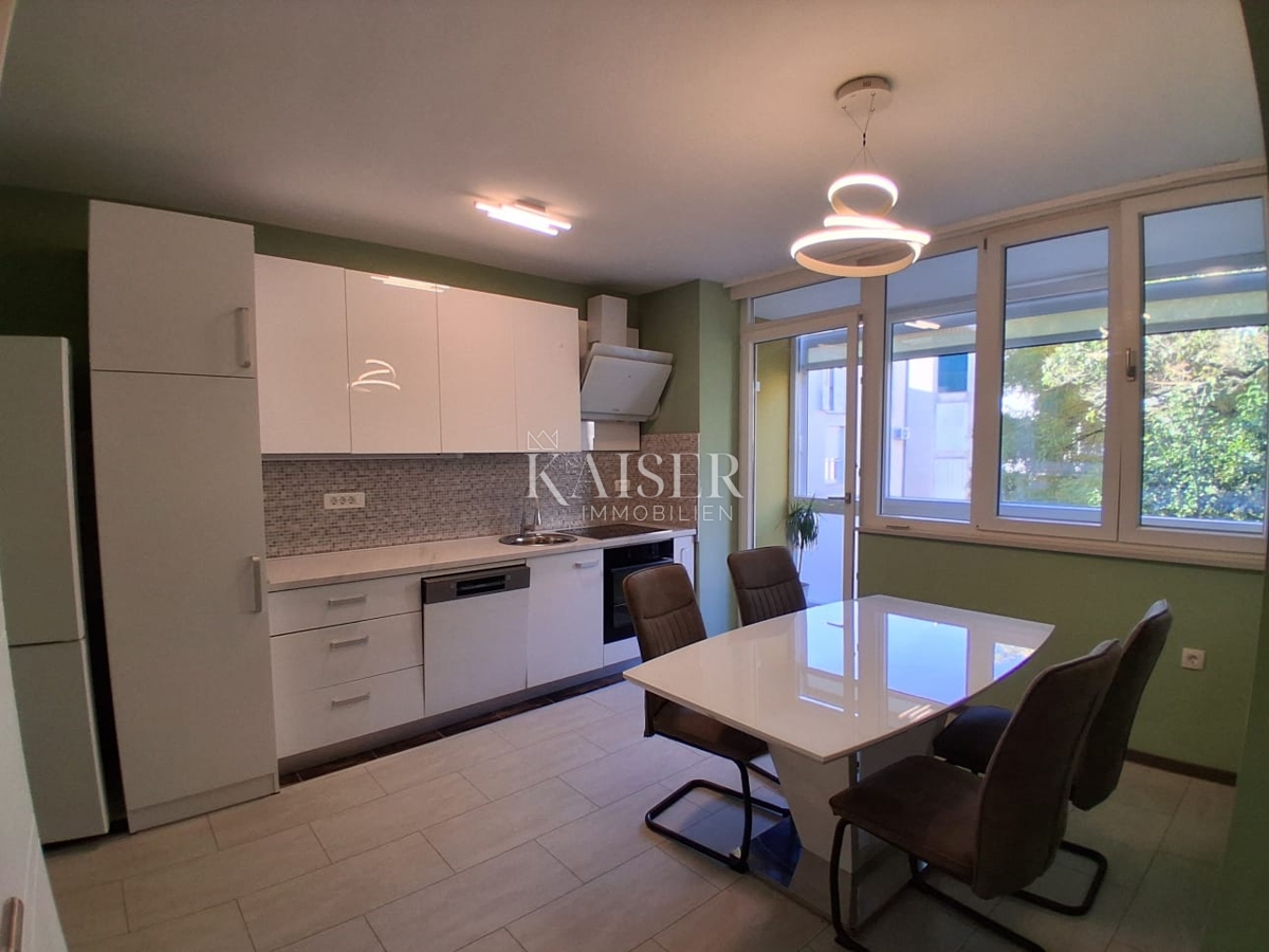 Zadar, Poluotok – trisobno stanovanje 75 m² – 339.000 €