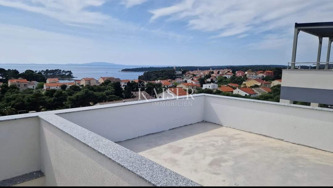 Rab, Banjol - Penthouse s strešno teraso in panoramskim razgledom