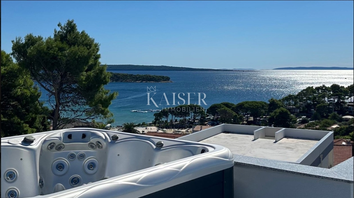 Rab, Banjol - Penthouse s strešno teraso in panoramskim razgledom