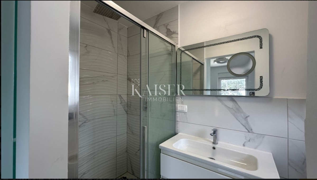 Rab, Banjol - Penthouse s strešno teraso in panoramskim razgledom