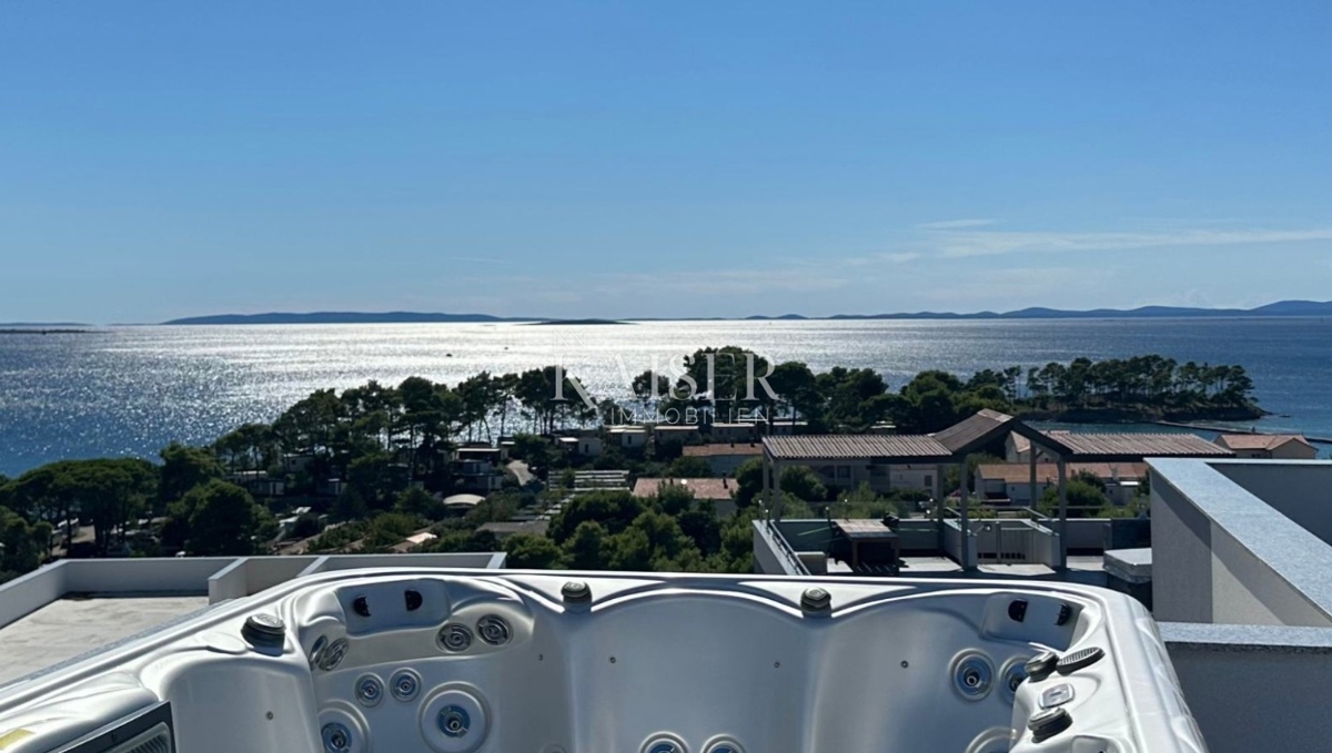 Rab, Banjol - Penthouse s strešno teraso in panoramskim razgledom