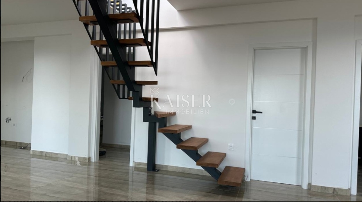 Rab, Banjol - Penthouse s strešno teraso in panoramskim razgledom