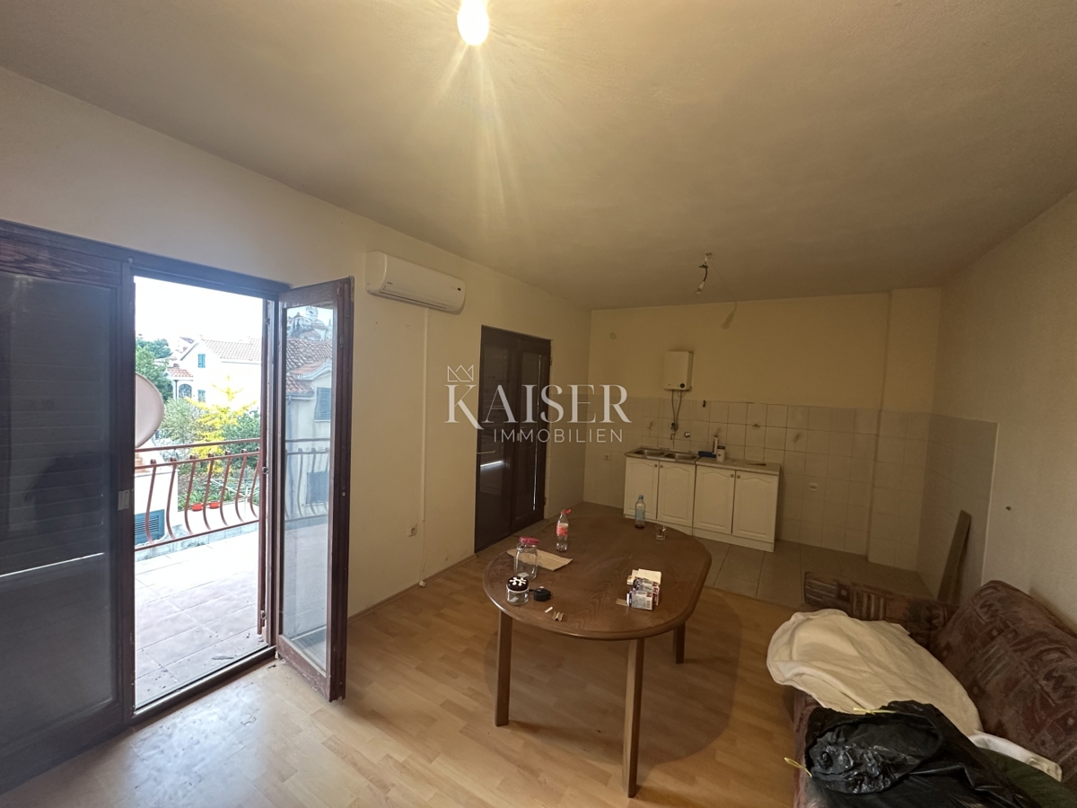 Trogir, Seget V - stanovanje 70 m2 za prenovo, 100 m od morja