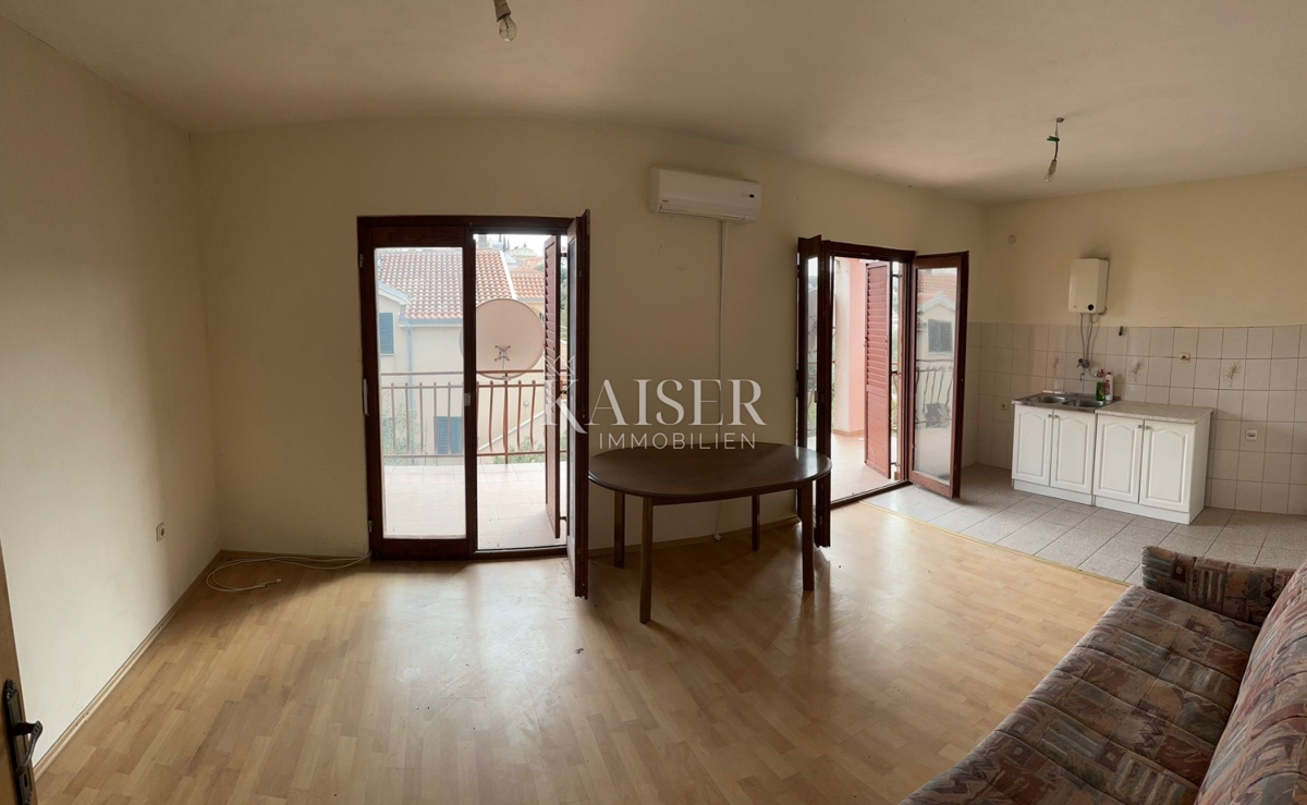 Trogir, Seget V - stanovanje 70 m2 za prenovo, 100 m od morja