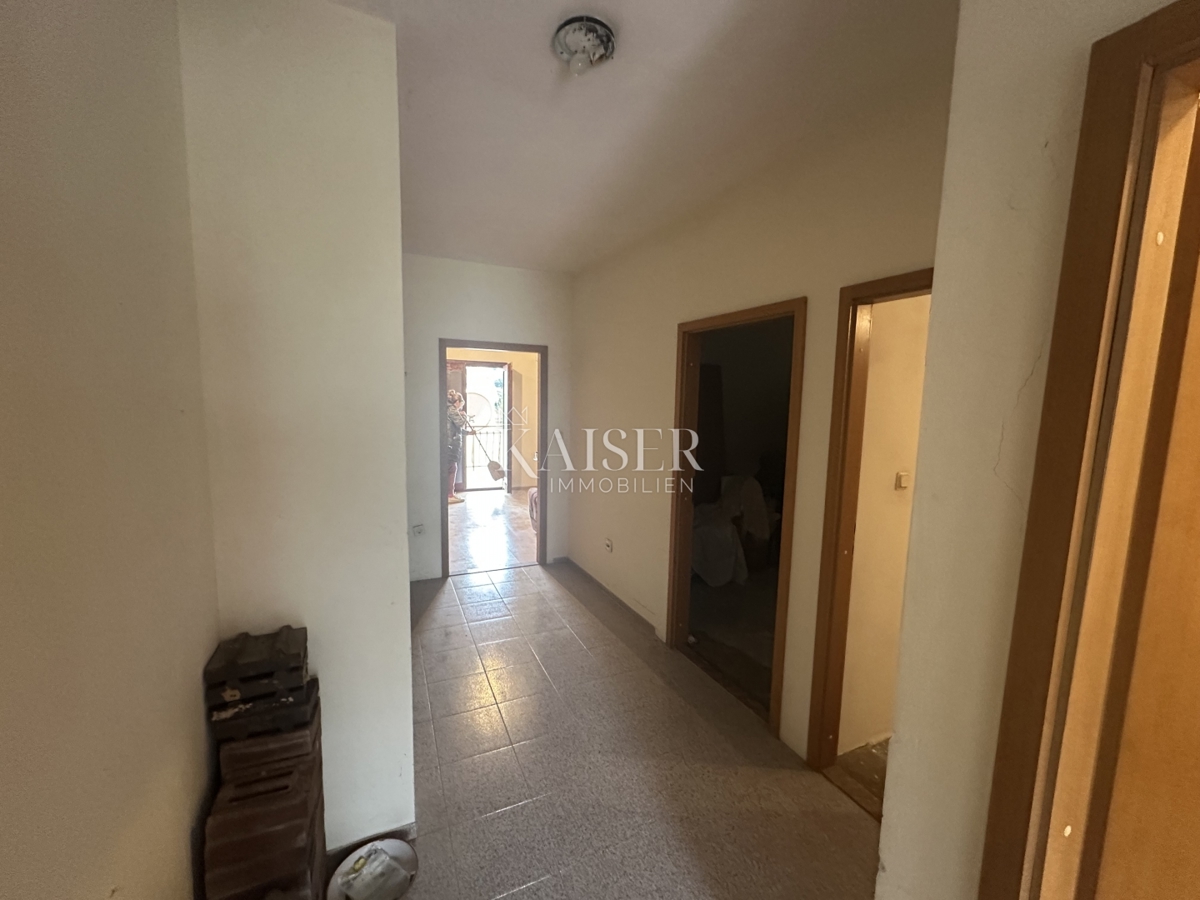 Trogir, Seget V - stanovanje 70 m2 za prenovo, 100 m od morja