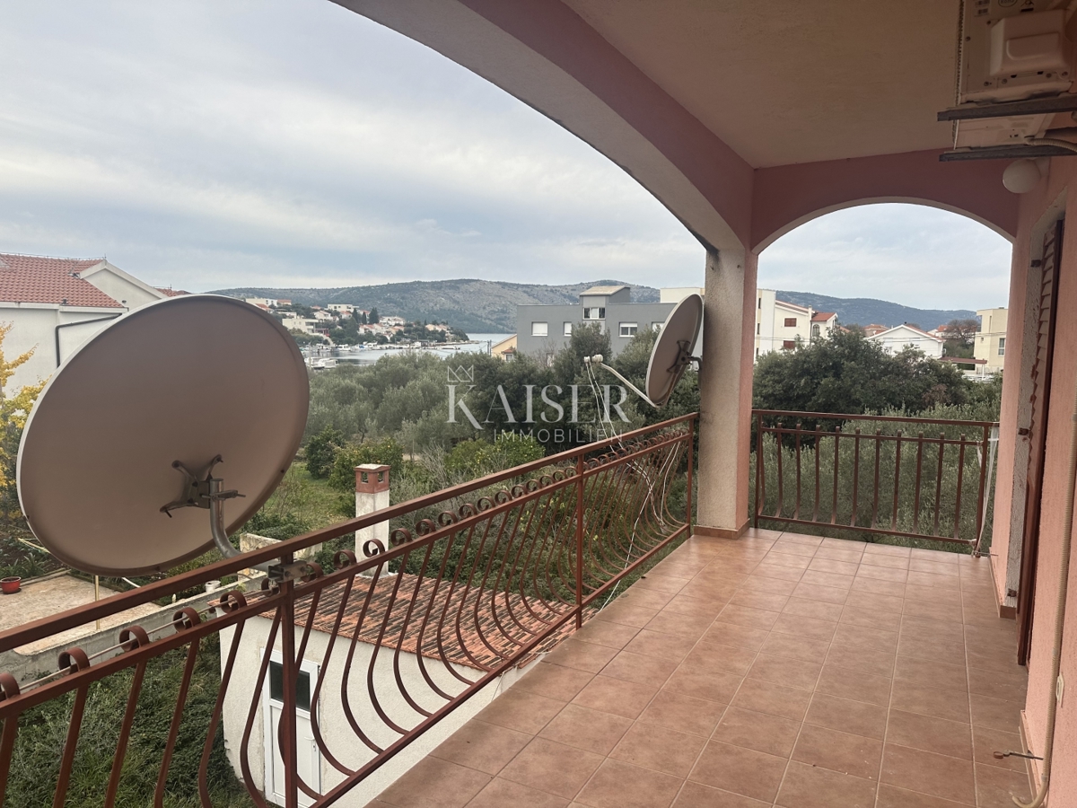 Trogir, Seget V - stanovanje 70 m2 za prenovo, 100 m od morja