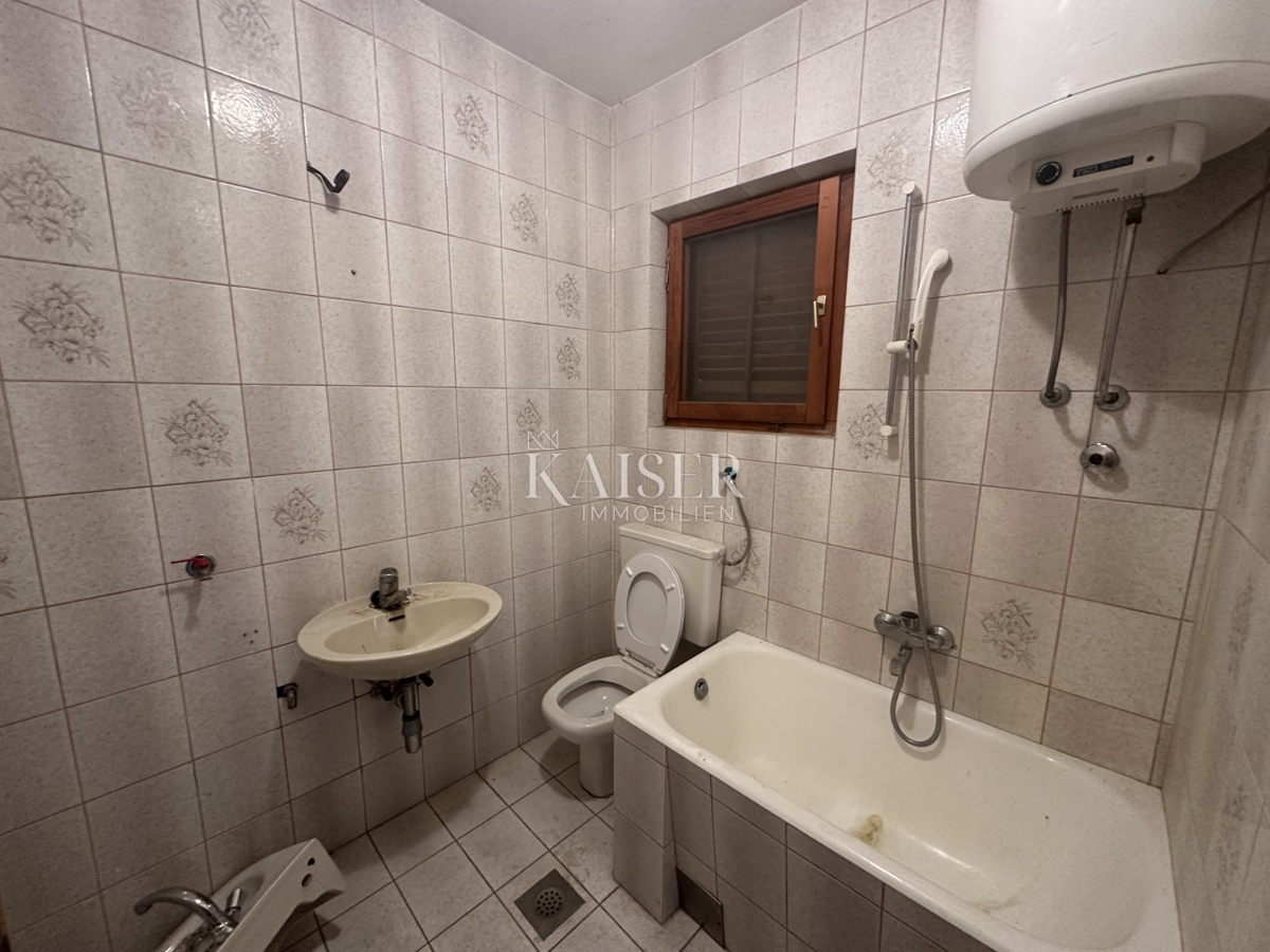 Trogir, Seget V - stanovanje 70 m2 za prenovo, 100 m od morja