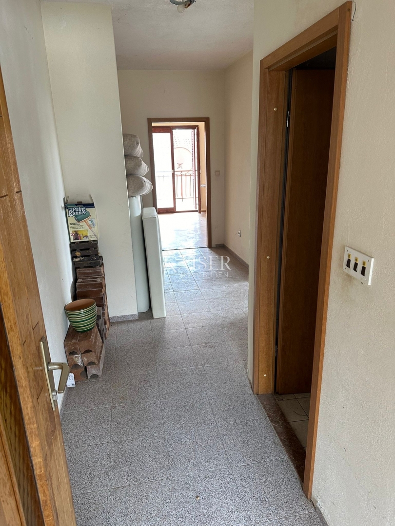 Trogir, Seget V - stanovanje 70 m2 za prenovo, 100 m od morja