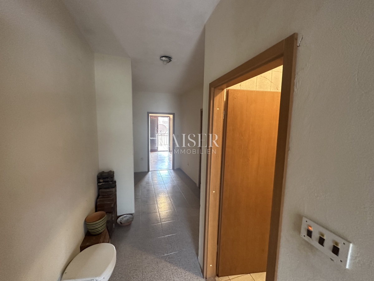 Trogir, Seget V - stanovanje 70 m2 za prenovo, 100 m od morja