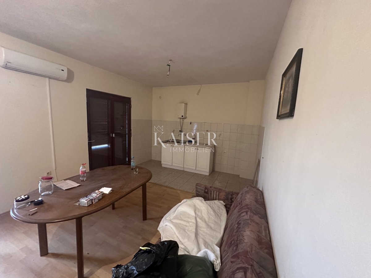 Trogir, Seget V - stanovanje 70 m2 za prenovo, 100 m od morja