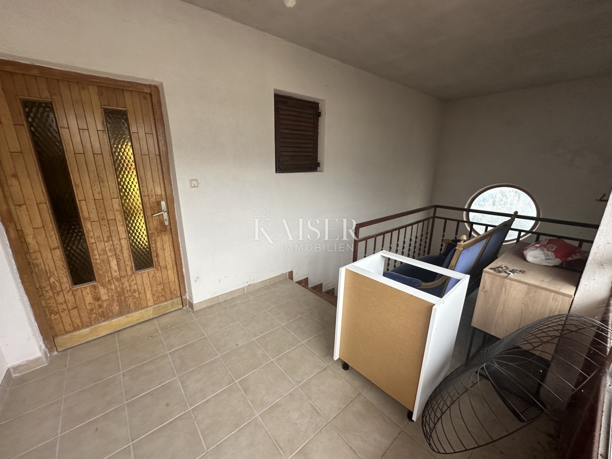 Trogir, Seget V - stanovanje 70 m2 za prenovo, 100 m od morja