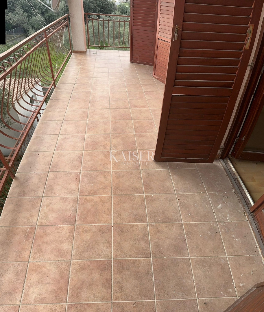 Trogir, Seget V - stanovanje 70 m2 za prenovo, 100 m od morja