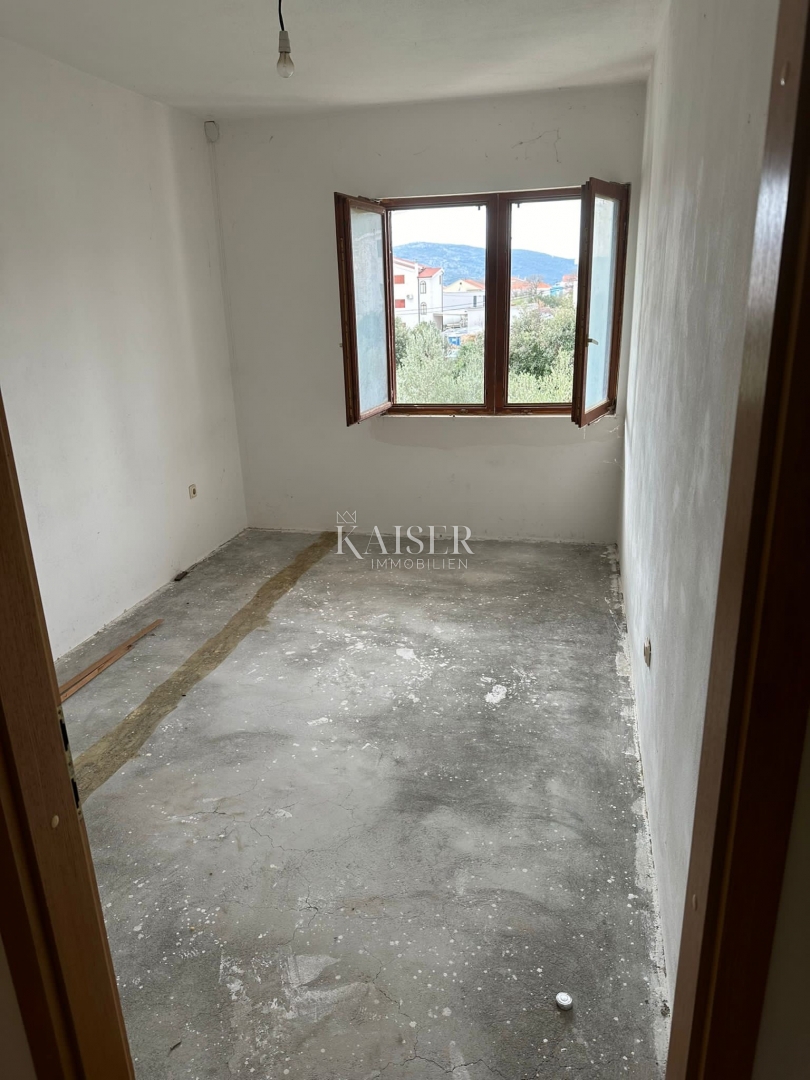 Trogir, Seget V - stanovanje 70 m2 za prenovo, 100 m od morja