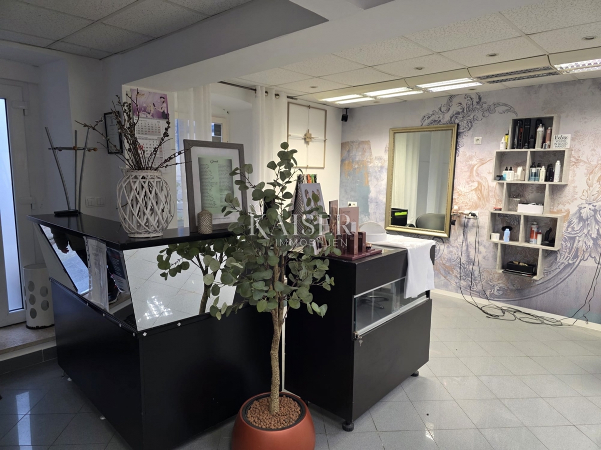 Mali Lošinj, Center - poslovni prostor s teraso v peš coni