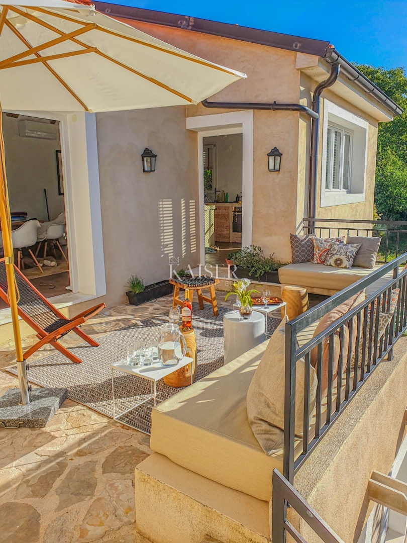 Hvar - očarljiva hiša v mirnem okolju