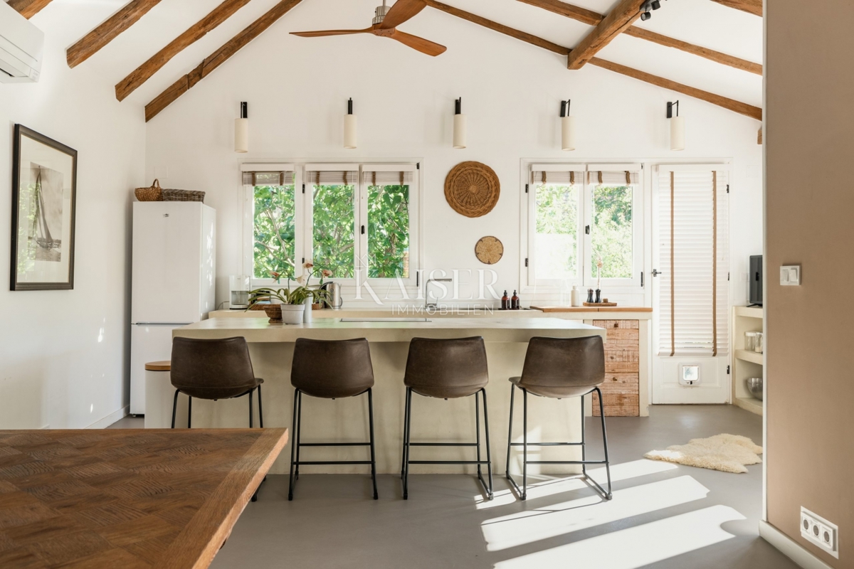 Hvar - očarljiva hiša v mirnem okolju