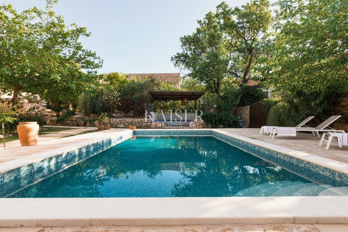 Hvar - očarljiva hiša v mirnem okolju