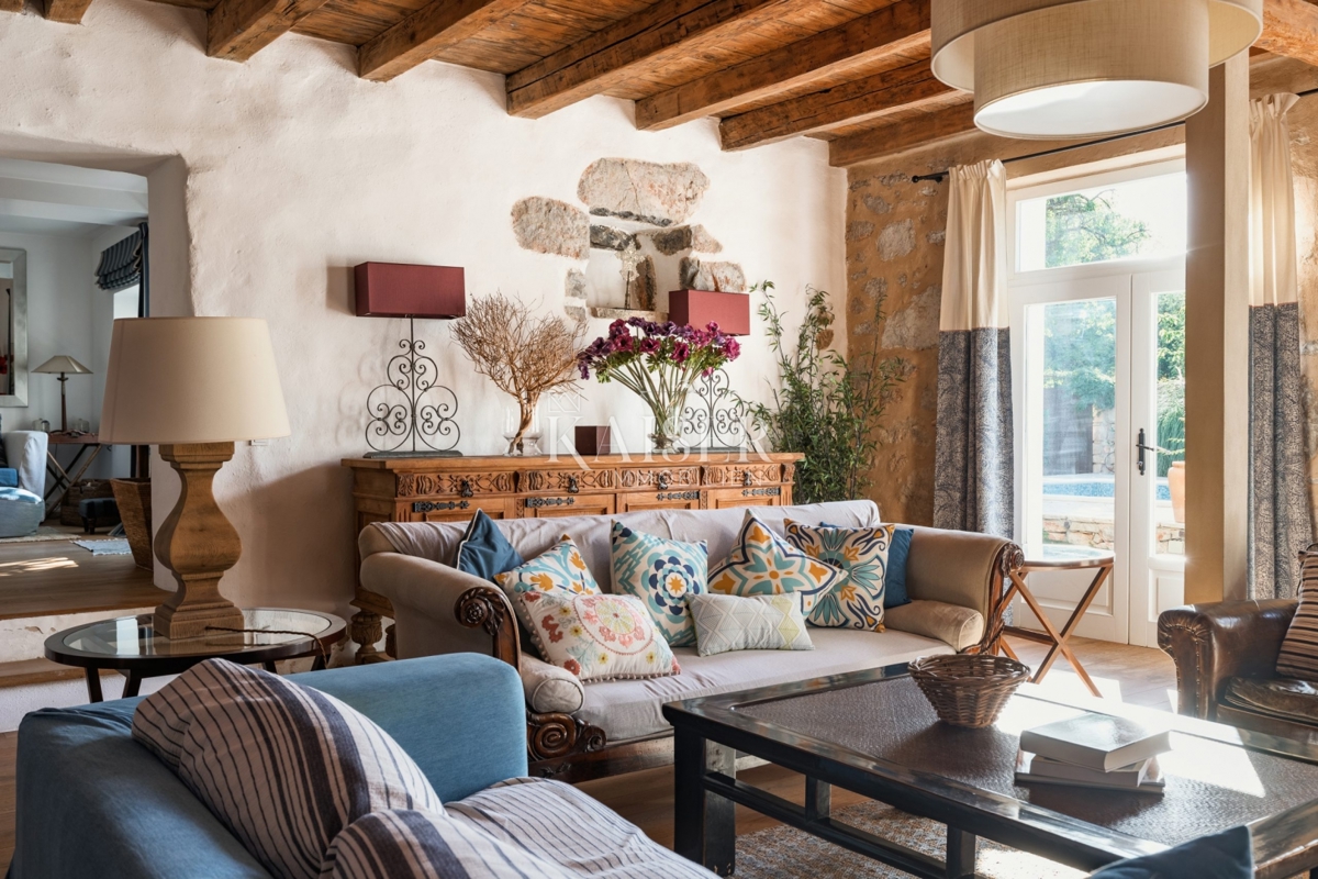 Hvar - očarljiva hiša v mirnem okolju