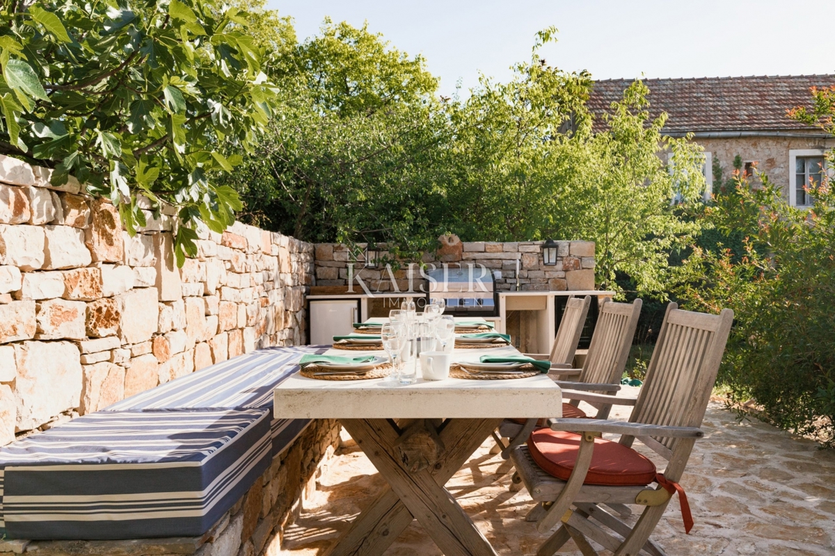 Hvar - očarljiva hiša v mirnem okolju