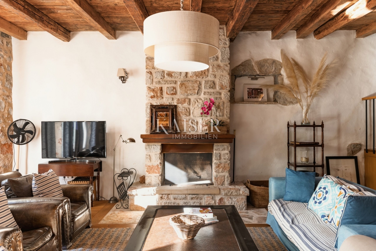 Hvar - očarljiva hiša v mirnem okolju