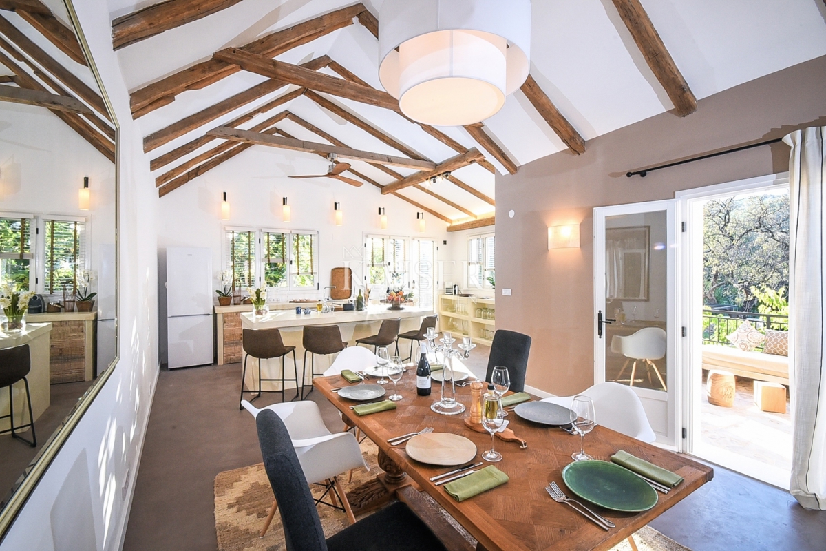 Hvar - očarljiva hiša v mirnem okolju