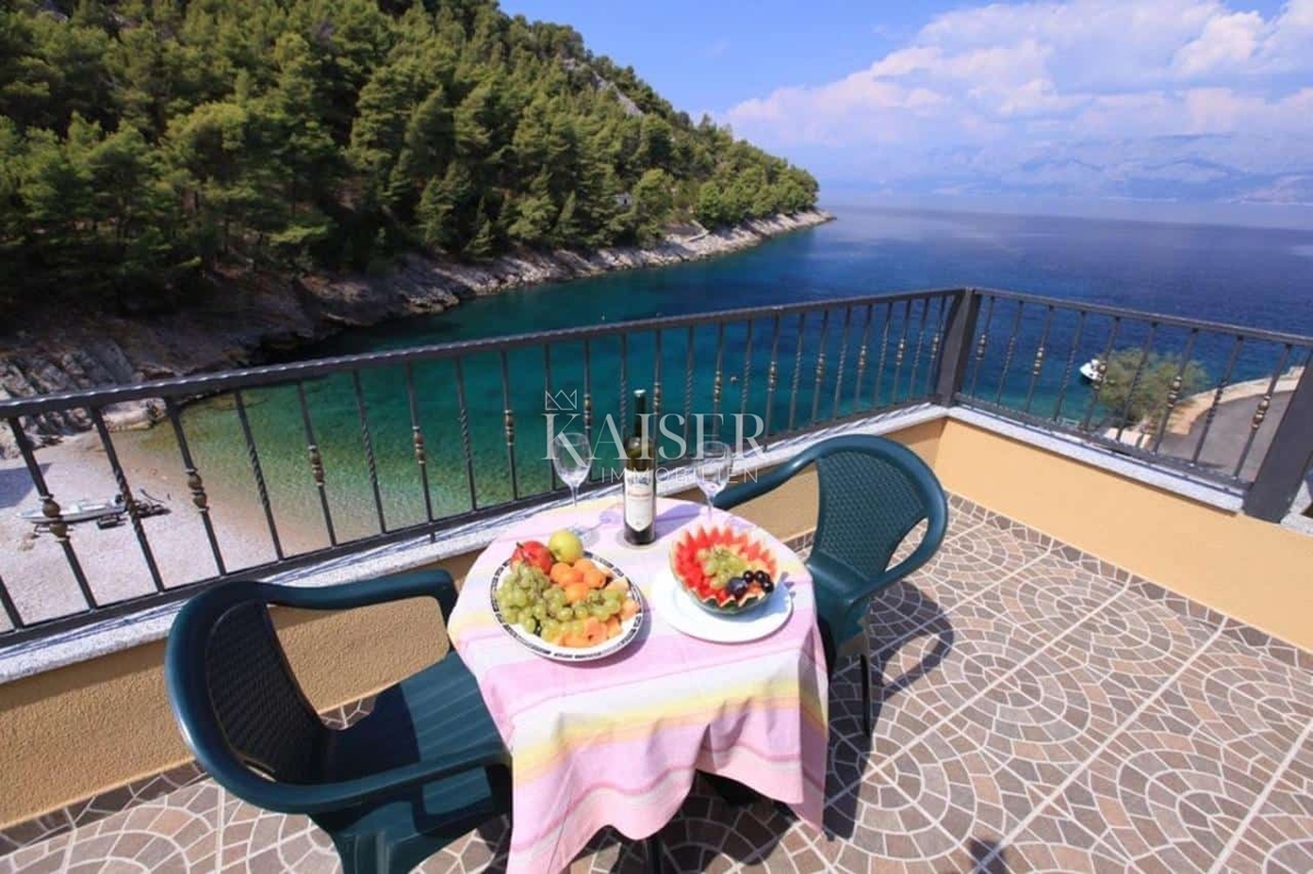 Otok Hvar - tradicionalna hiša ob morju