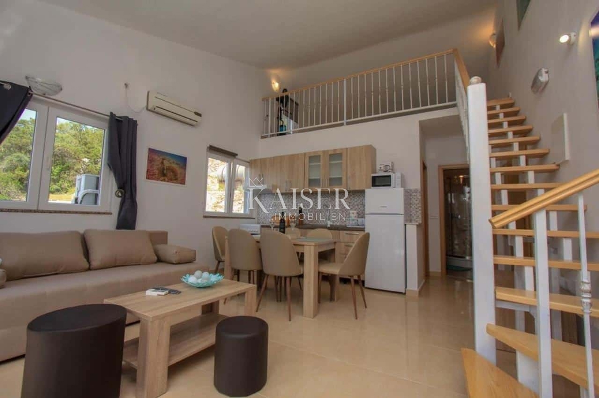 Otok Hvar - tradicionalna hiša ob morju