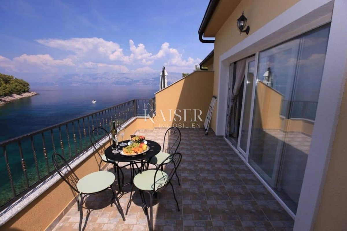 Otok Hvar - tradicionalna hiša ob morju