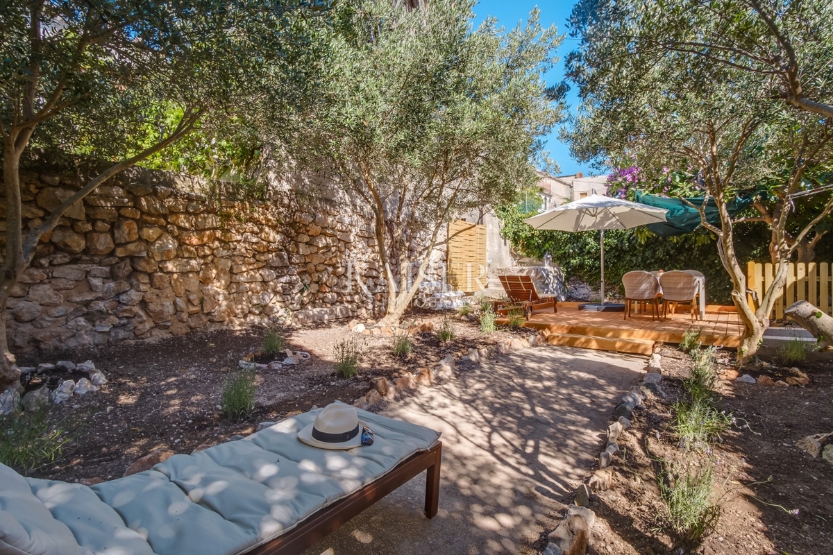 Otok Lošinj, M.Lošinj, rezidenca 400 m² blizu centra mesta