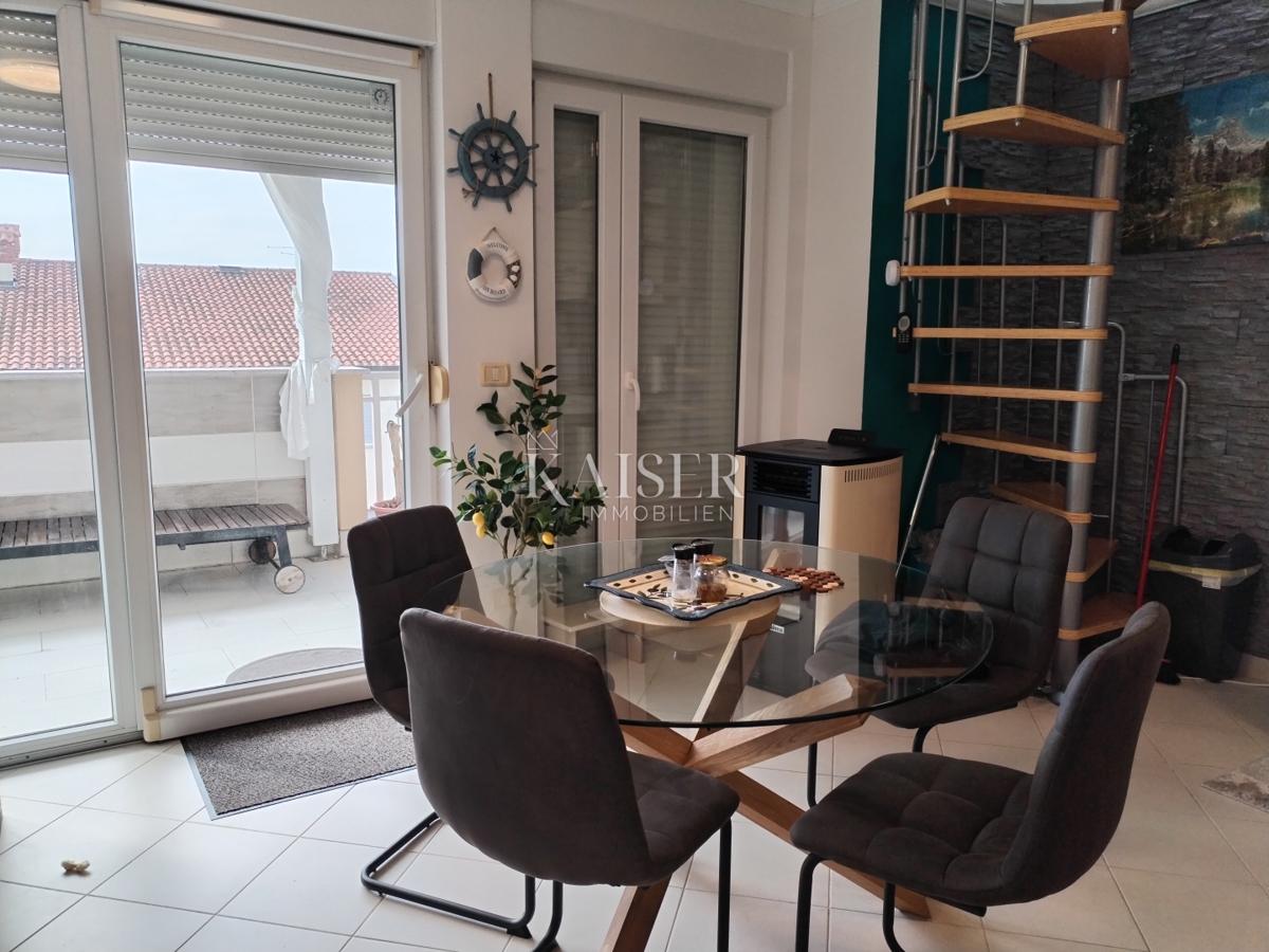 Istra, Novigrad, stanovanje 115m2 z bazenom in pogledom na morje