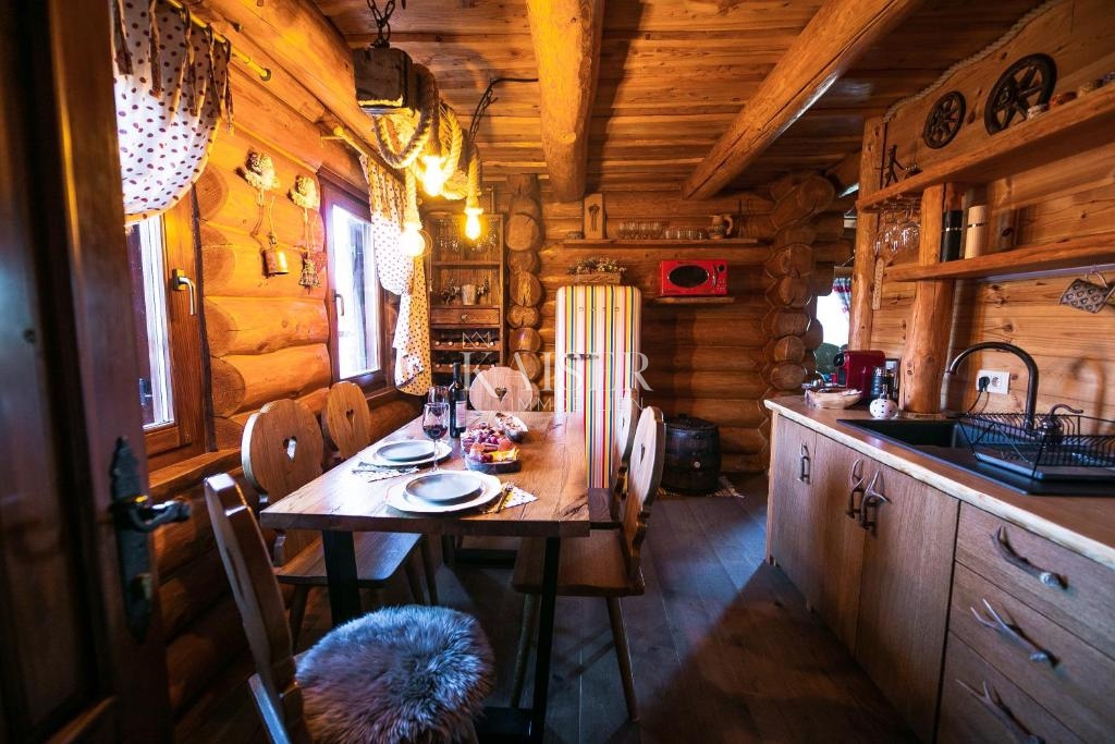 Ravna Gora, Kupjak - luksuzna lesena vila z bazenom in wellnessom