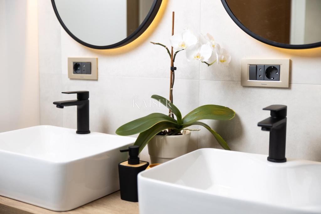 Opatija - Novo prenovljeno 2-sobno stanovanje z vrtom v centru Opatije