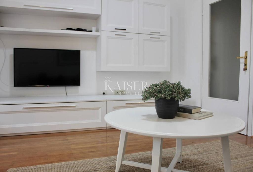 Opatija - Elegantno enosobno stanovanje v zgodovinski vili v središču mesta s parkirnim mestom