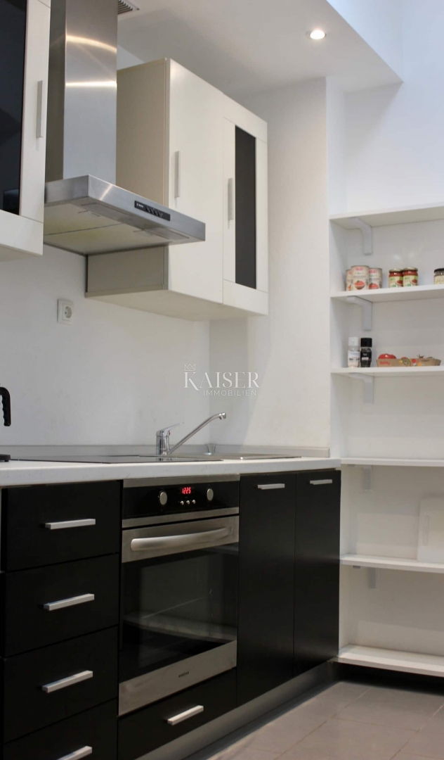 Opatija - Elegantno enosobno stanovanje v zgodovinski vili v središču mesta s parkirnim mestom