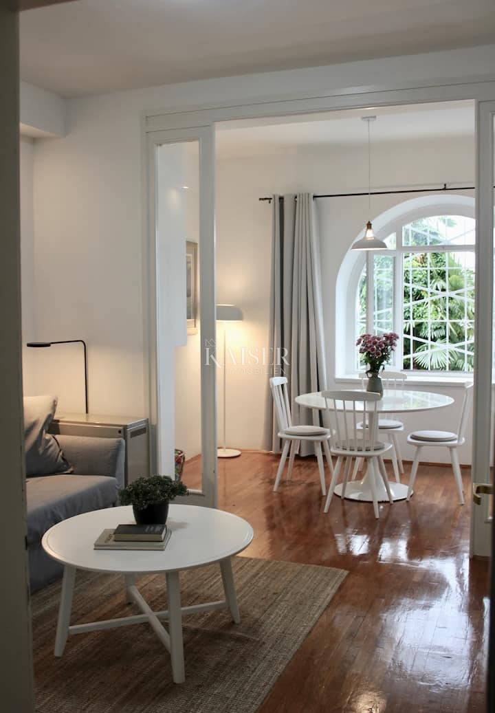 Opatija - Elegantno enosobno stanovanje v zgodovinski vili v središču mesta s parkirnim mestom