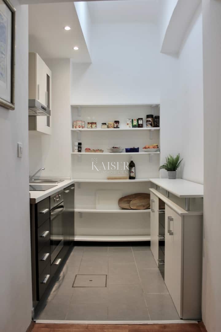 Opatija - Elegantno enosobno stanovanje v zgodovinski vili v središču mesta s parkirnim mestom