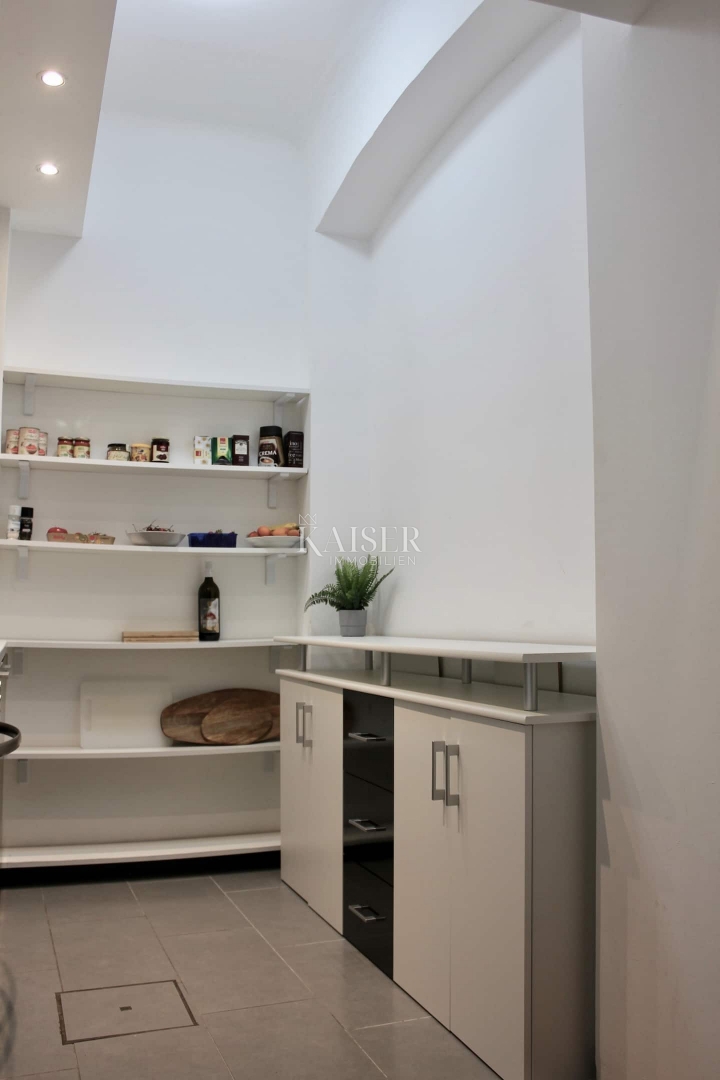 Opatija - Elegantno enosobno stanovanje v zgodovinski vili v središču mesta s parkirnim mestom