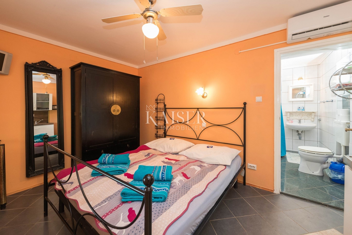 Novi Vinodolski, Smokvica - vila prva vrsta do morja