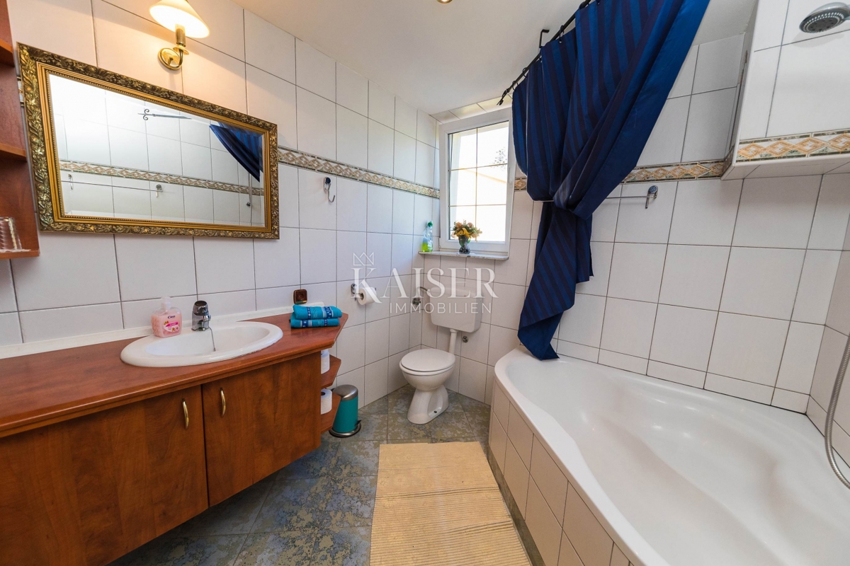 Novi Vinodolski, Smokvica - vila prva vrsta do morja