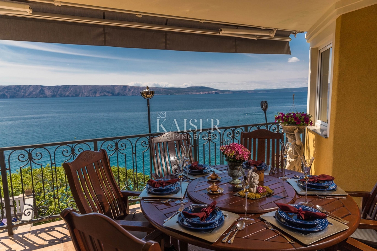 Novi Vinodolski, Smokvica - vila prva vrsta do morja