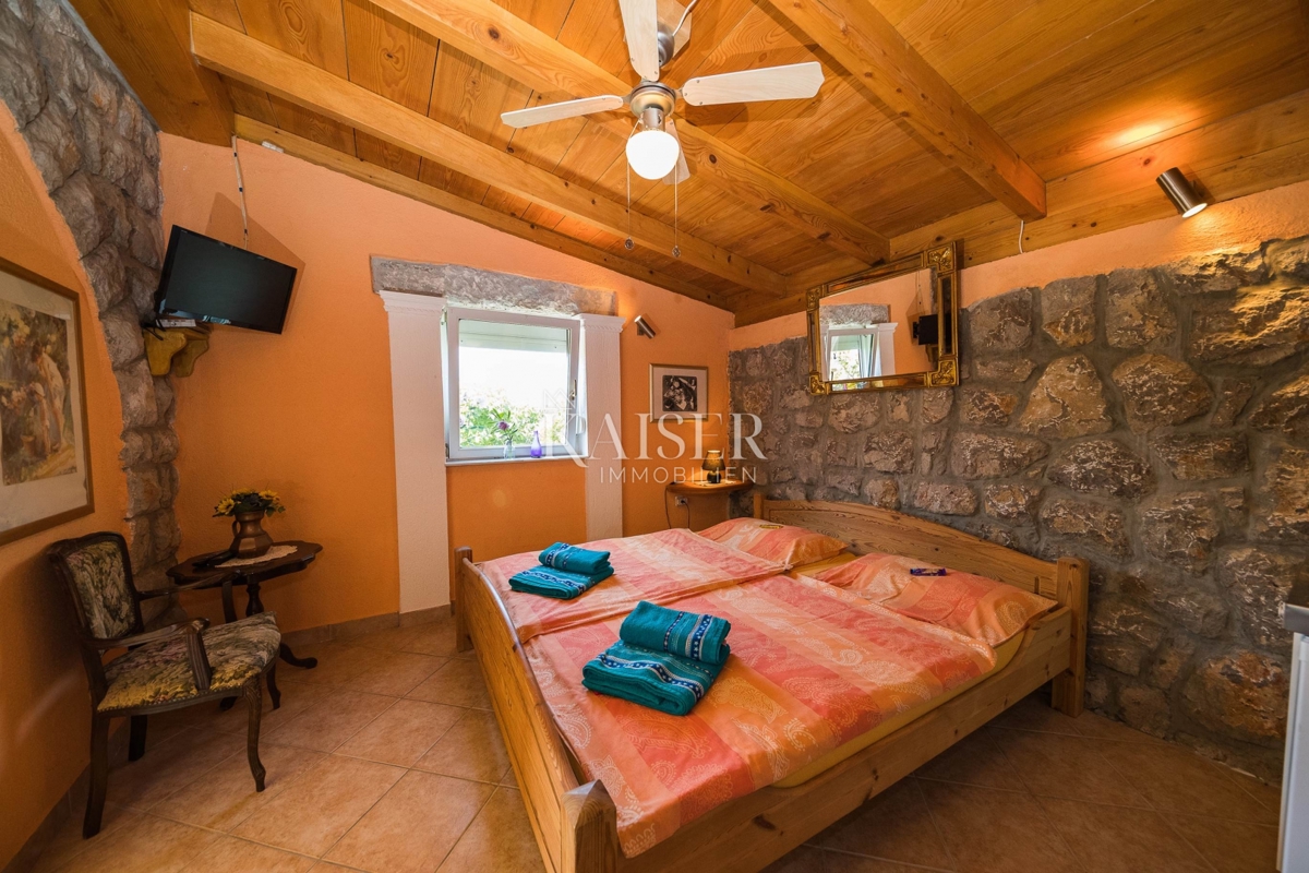 Novi Vinodolski, Smokvica - vila prva vrsta do morja