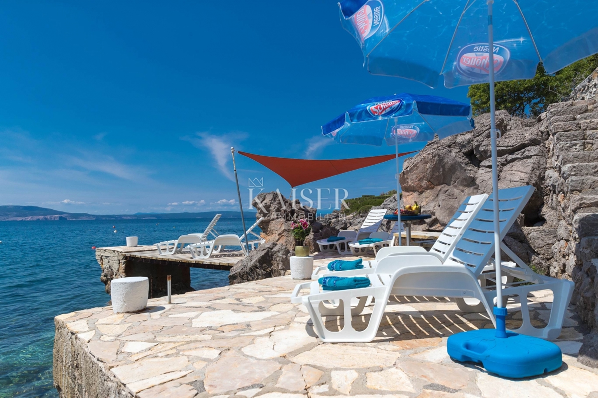 Novi Vinodolski, Smokvica - vila prva vrsta do morja