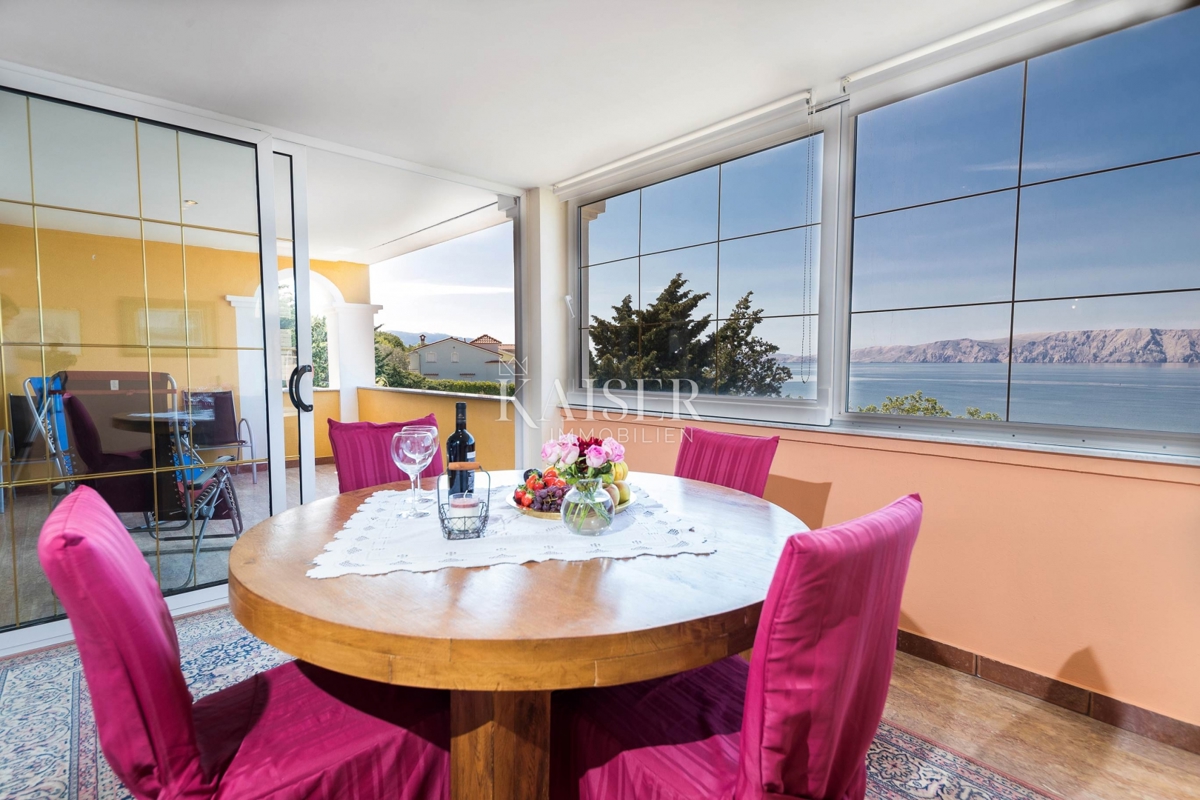 Novi Vinodolski, Smokvica - vila prva vrsta do morja