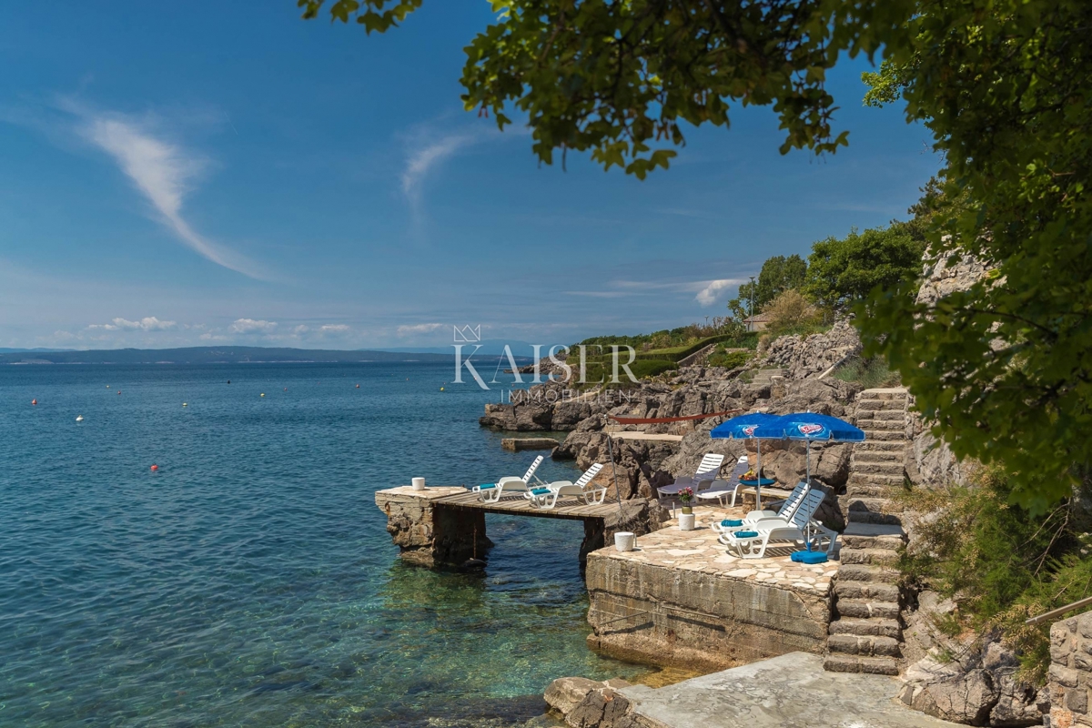 Novi Vinodolski, Smokvica - vila prva vrsta do morja