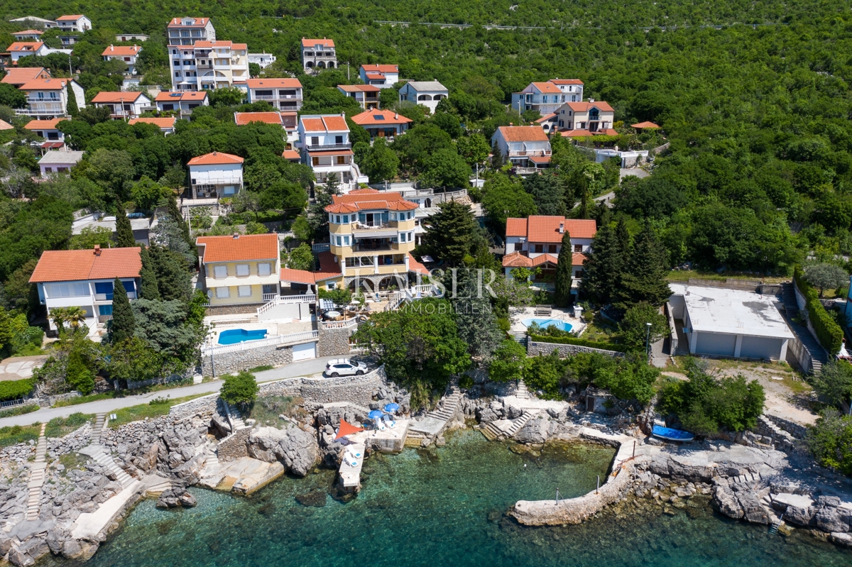 Novi Vinodolski, Smokvica - vila prva vrsta do morja